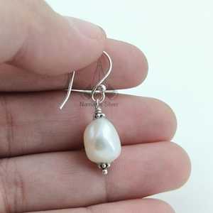 ต่างหูมุกบาโรกแบบห้อย, เงินแท้ 925 ประดับมุกน้ำจืดเคชิธรรมชาติ - Product Image 2