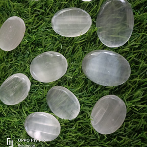 หินซีลีไนต์ธรรมชาติทรงรี ขัดเงา หินยิปซัมสีขาว คริสตัลบำบัด นวดผ่อนคลาย หินกันกังวล ขายส่งจำนวนมาก - Product Image 3
