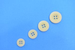 Boutons en plastique biodégradable à dos plat à 4 trous, 15 mm, couleur naturelle, pour vêtements, prix bas, MOQ 20 000 pièces - Product Image 4