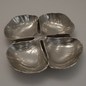 Servidor de frutas secas de aluminio decorativo con tres cuencos de hojas interconectados en acabado dorado antiguo para interiores de comedor. - Product Image 3