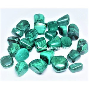 Piedras caídas de malaquita pulida natural al por mayor, artesanías de cristal semiprecioso para la decoración del hogar, piedras caídas curativas a granel - Product Image 1