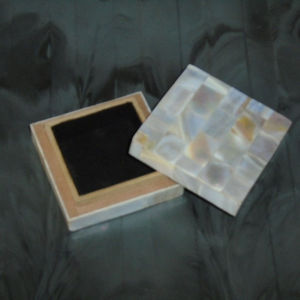 Boîte de rangement décorative avec incrustation de nacre - Product Image 1