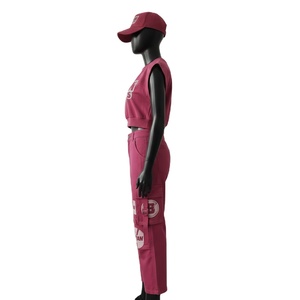 Ensemble haut court et pantalon cargo en twill de coton premium 240 GSM pour femme, toucher doux, couleurs unies, logo imprimé. - Product Image 4