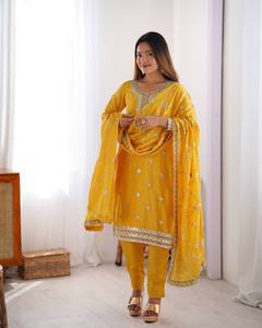 Tissu de pelouse rouge élégant Pakistanais Salwar Kameez pour les femmes Cousu Fourchette Style Sharara Suit et Dupatta pour les fêtes - Product Image 3