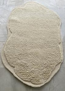 Tapis de forme tufté à la main en laine naturelle non teinte pour des décors et des intérieurs élégants Fabriqué en couleur blanche - Product Image 5