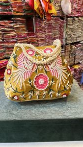 Potli de paon brodé doré brodé à la main pour femmes, cadeau de retour de faveur de mariage pour les invités indiens - Product Image 2