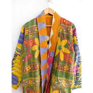 Chaqueta Corta Acolchada de Invierno para Mujer, Estilo Vintage, Transpirable, de Algodón Tejido Kantha, Ecológica, con Estampado Floral Hecho a Mano en India - Product Image 2