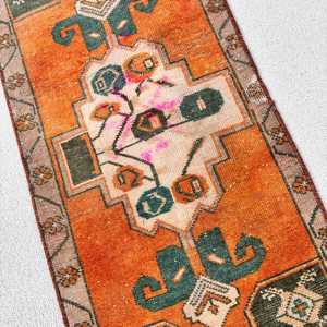 Petit tapis vintage écologique avec support en latex 1,4x2,8 pi (43x84 cm) Tapis turc en laine patchwork orange - Product Image 3
