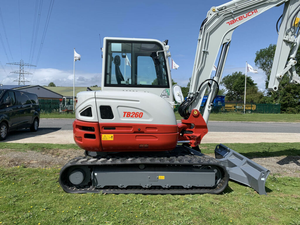 Mini-excavatrice TAKEUCHI TB260 – Vente en gros de chargeuses sur chenilles d'occasion originales Takeuchi TB225/TB260, mini-excavatrice de 3,5 tonnes à vendre - Product Image 1