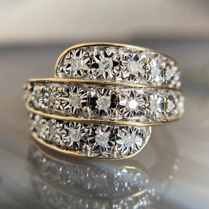 Bague de fiançailles vintage en or 14 carats avec diamant de laboratoire taille ronde East West à motif étagé à 3 couches, idéale pour mariage et cadeau de fête - Product Image 1