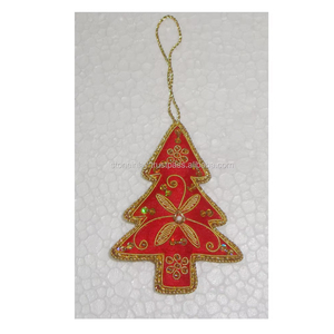 Adornos Navideños Únicos Hechos a Mano con Forma de Árbol, Tela Roja Decorativa con Bordado Dorado Zari, Diseño Personalizado para el Comprador - Product Image 1
