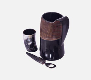 Ensemble de barware viking authentique en corne, fait main, trois pièces, comprenant un grand mug à bière avec une texture verticale sculptée à la main - Product Image 3