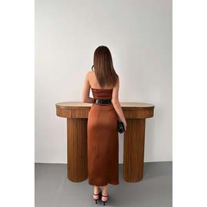 Robe fourreau en satin marron sans bretelles à taille naturelle pour la vente en gros - Product Image 3