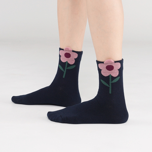Chaussettes en coton tricotées pour femmes Kikiya - Respirantes, décontractées, à imprimé floral avec un grand motif mignon pour un usage quotidien - Product Image 5