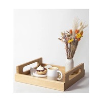 Plateau en bois intemporel pour un usage quotidien un accessoire charmant pour la maison au service des invités ou l'organisation des télécommandes et des essentiels