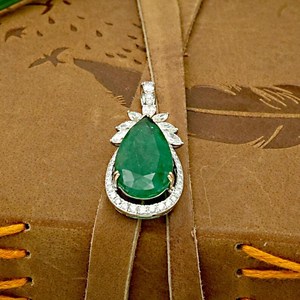 Collar con Colgante de Corte Pera Esmeralda, Halo de Plata de Ley 925, Chapado en Oro de 14k, Joyería Fina, Elegante Regalo para Mujer - Product Image 2