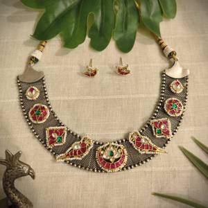 Hermoso Collar de Diseño Kundan Fusion, Acabado Antiguo en Mezcla de Oro y Plata, Ajustable con Cordón - Product Image 2