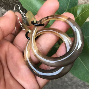 Boucles d'oreilles en corne naturelle faites à la main Légères, élégantes et uniques, idéales pour les amateurs de mode éco-conscients et les cadeaux. - Product Image 1