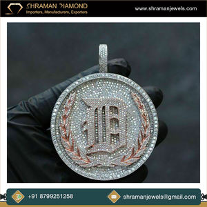 Calidad Superior hecho a mano 3,3 CTS 925 Plata personalizada Icy Old English D Crest dos tonos Moissanite diamante colgante Unisex regalo 24g - Product Image 4