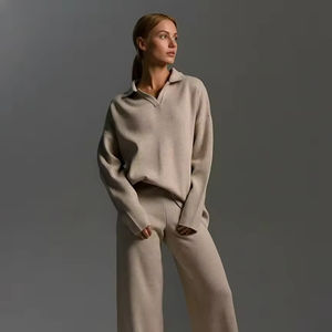 Ensemble de survêtement en tricot à jambes larges surdimensionné personnalisé en deux pièces pour femmes, de haute qualité, décontracté, uni, col en V - Product Image 1