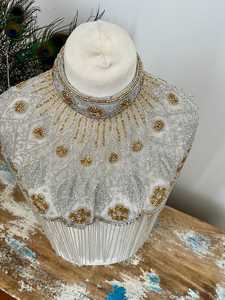 Cape burlesque élégante avec des fils de perles, des paillettes, une tenue droite magnifique, tenue de fête, collier de perles, broderie naturelle - Product Image 3