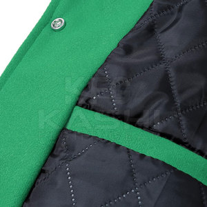 Chaqueta Varsity de Invierno Directo de Fábrica con Mangas de Cuero, Cuello Alto y Logotipo Frontal - Ropa Casual Moderna para Hombre, Ecológica y Transpirable - Product Image 5