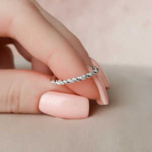 Bague de mariage élégante et durable en argent sterling 925 avec bijoux en moissanite torsadée à coupe ronde pour les mariées et les mariés - Product Image 1