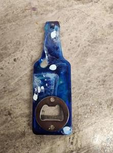 Ouvre-bouteille en résine artistique élégant avec un style minimaliste parfait pour les accessoires de cuisine fonctionnels et l'utilisation des essentiels de fête - Product Image 3