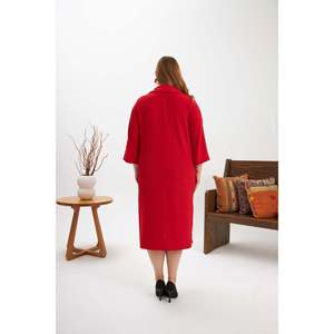 Robe longue tissée rouge grande taille pour femme RMG avec col élégant orné d'une broche et fente latérale stylée - Product Image 6