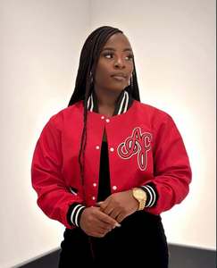 Chaqueta Bomber Corta de Estilo Universitario con Logotipo Personalizado, Bordado Chenille, Estampado de Cuero, Ropa Urbana para Mujer, Fabricante OEM - Product Image 2