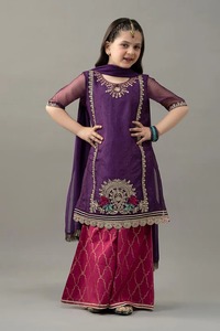 Lehenga Choli pour filles pakistanaises de créateur avec corsage en velours, jupe en tulle et matière acrylique pour les fêtes de l'Aïd, les mariages et les occasions formelles - Product Image 4