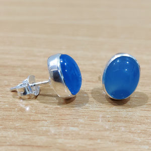 Boucles d'oreilles clous en or 18 carats avec chalcédoine aqua (2,8 grammes) serties de diamants, disponibles en or rose, blanc et jaune - Product Image 1