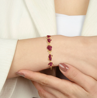 Bracelet plaqué or 18 carats finition haut de gamme, serti de pierres, design chaîne à maillons, fermoir à bascule, pierre de rubis naturel de forme irrégulière, unisexe