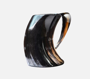 Authentique cornes à boire viking noires polies artisanales avec une poignée unique de couleur ambre, style nordique traditionnel, buffle - Product Image 1