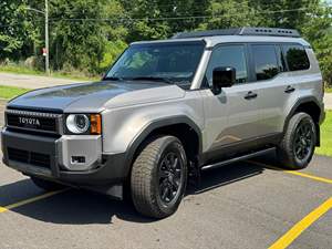 Toyota Land Cruiser First Edition 2024, transmission intégrale permanente, différentiels centraux et arrière autobloquants, phares de style Heritage - Product Image 6