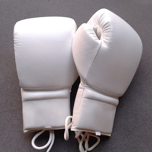 Guantes de Boxeo de Piel Blanca con Logotipo Personalizado de Primera Calidad, Guantes de Boxeo Profesionales con Cordones para Entrenamiento de Adultos - Product Image 1