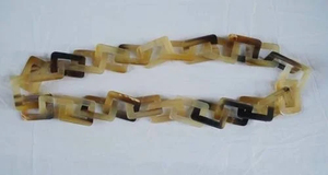 Collier ethnique authentique en corne de buffle sculpté à la main Collection de bijoux en corne tribale pour hommes et femmes Artisanat naturel pour la vente en gros - Product Image 3