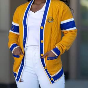 Cárdigans Acrílicos Bordados de la Hermandad Sigma Gamma Rho para Mujer |   Suéter Cárdigan Personalizado Bordado de la Hermandad SGRho para Mujer - Product Image 1