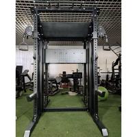 Rack de squat Smith commercial en fer pour l'entraînement de force et la musculation féminine - Cible la poitrine, les jambes, le dos et les bras
