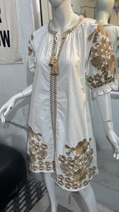 เดรสผ้าฝ้าย 100% ทรงลำลอง ยาวแบบแม็กซี่ แขนสั้น ปักลาย สีขาวทอง เอวธรรมชาติ ทออย่างดี ซักได้ มีกระเป๋า ทรงปกติ - Product Image 3