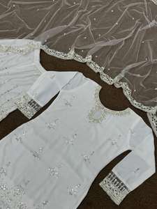 Vente en gros de vêtements de fête de mariage indiens en mousseline de coton à séquence lourde et haut brodé et Sharara avec filet à papillon Dupatta - Product Image 5