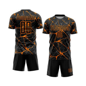 Tenue de football fabriquée en usine avec logos et numéros personnalisés, disponible en différentes tailles, couleurs et styles pour les équipes - Product Image 1