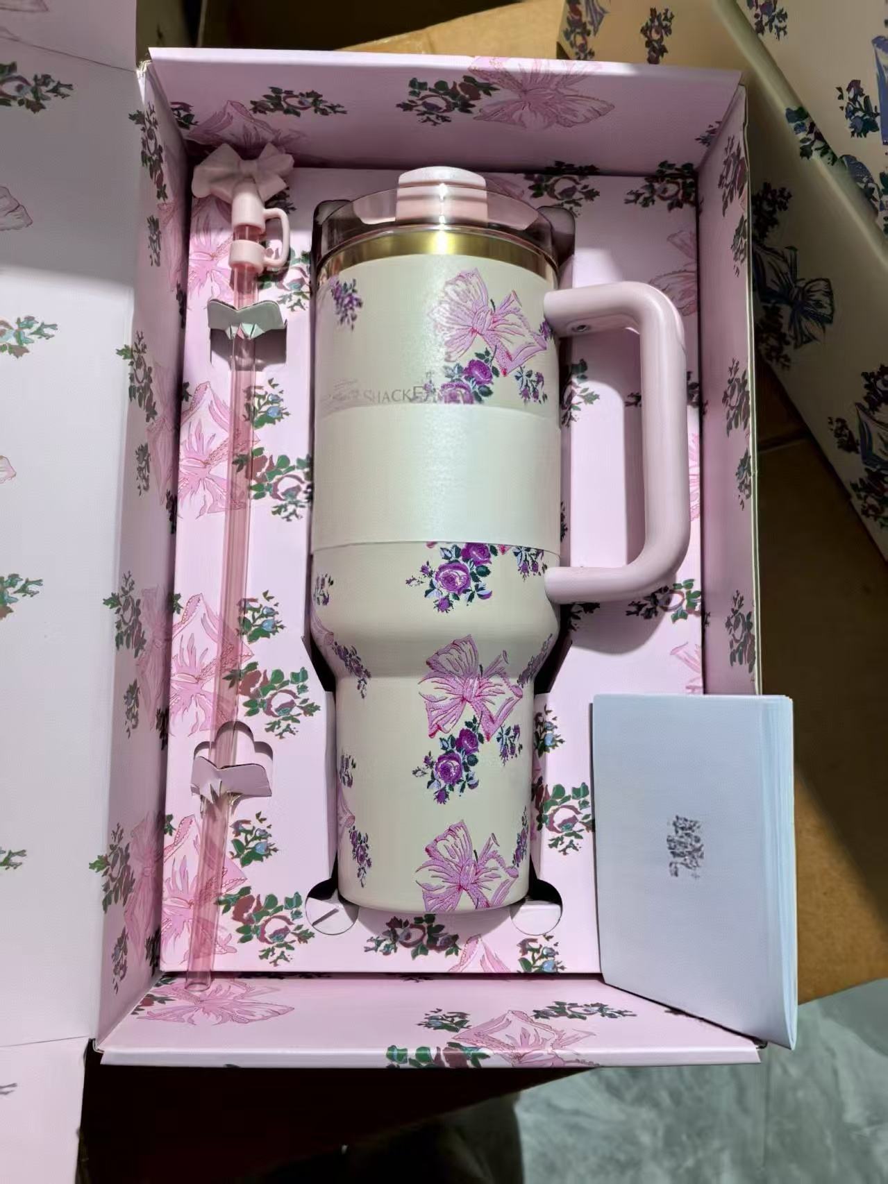 Pink bow (gift box packaging)