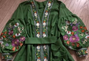 Robe d'hiver élégante et moderne avec broderie florale unique Magnifique tissage lourd Travail manuel écologique pour un look élégant - Product Image 3