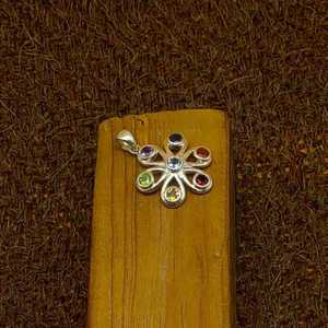Collar con Colgante de Piedra de 7 Chakras bohemio hecho a mano, diseño de flor clásico de moda con colgantes y dijes finos de piedras preciosas - Product Image 5