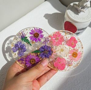 Ensemble de dessous-de-verre en résine faits à la main pour la décoration de table à manger moderne avec finition artistique brillante résistante à la chaleur style élégance - Product Image 1