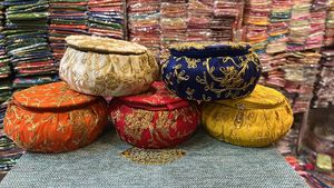 Juego de regalo de boda de Evergreen superventas Khajuri Matki Evergreen Matki Set para obsequios de boda - Product Image 2