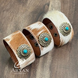 Concho สายรัดข้อมือหนังวัวแท้ที่ทำด้วยมือมีสายรัดข้อมือปรับได้สไตล์ตะวันตกสีเทอร์ควอยซ์