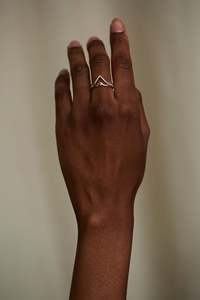 Elegante bisel de diamante natural Ajuste Triángulo Forma Anillo Apilamiento Banda moderna 14K Oro amarillo 0.045ctw Diamante facetado redondo - Product Image 3