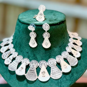 สร้อยคอแบบ 3 ชิ้น ดีไซน์ลายฉลุ ประดับด้วยกลีบดอกไม้แบบไล่ระดับ พร้อมต่างหูแบบระย้า ดีไซน์ตาข่ายประณีต รุ่น 63077 - Product Image 1